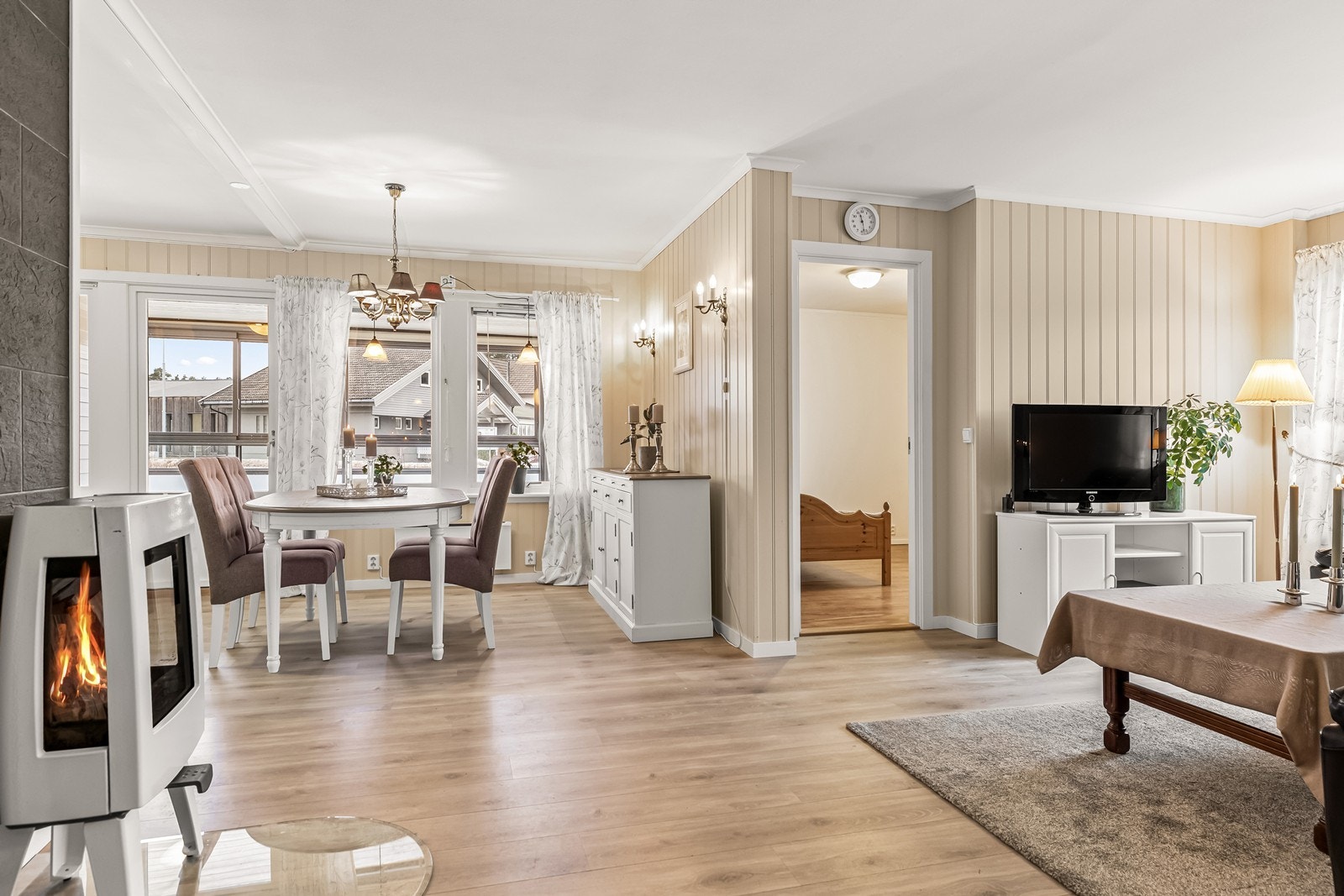 De gjennomgående gulvflatene binder stue og kjøkken sammen til et helhetlig rom. Galleribilde