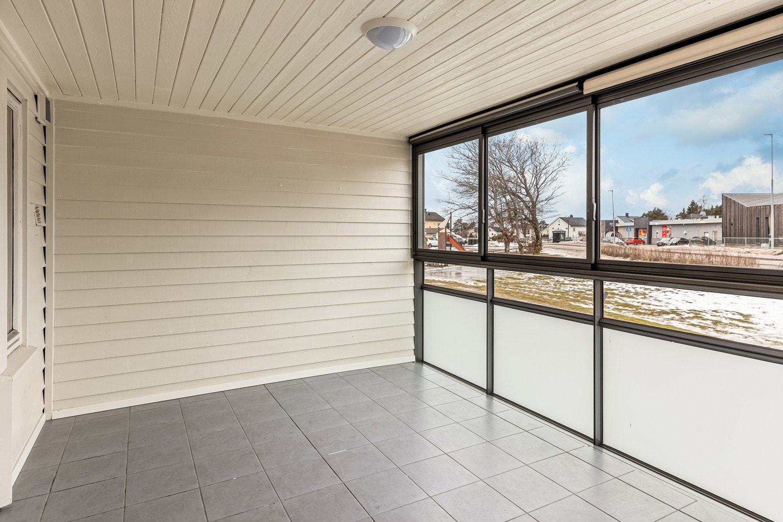 Den innglassede balkongen med flislagt gulv utvider bruksarealet betydelig. Galleribilde