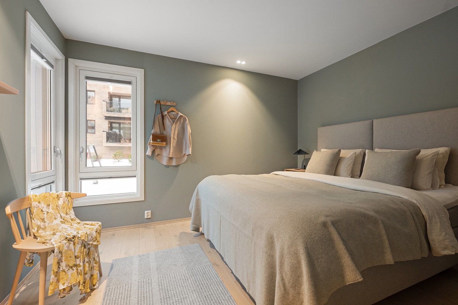 Hovedsoverom en suite, med stort walk in closet Galleribilde