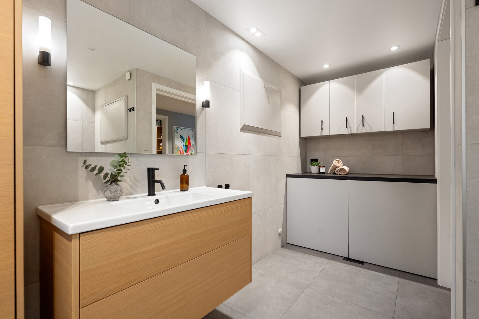 Det er plassbygget skapløsning for vaskemaskin og tørketrommel Galleribilde