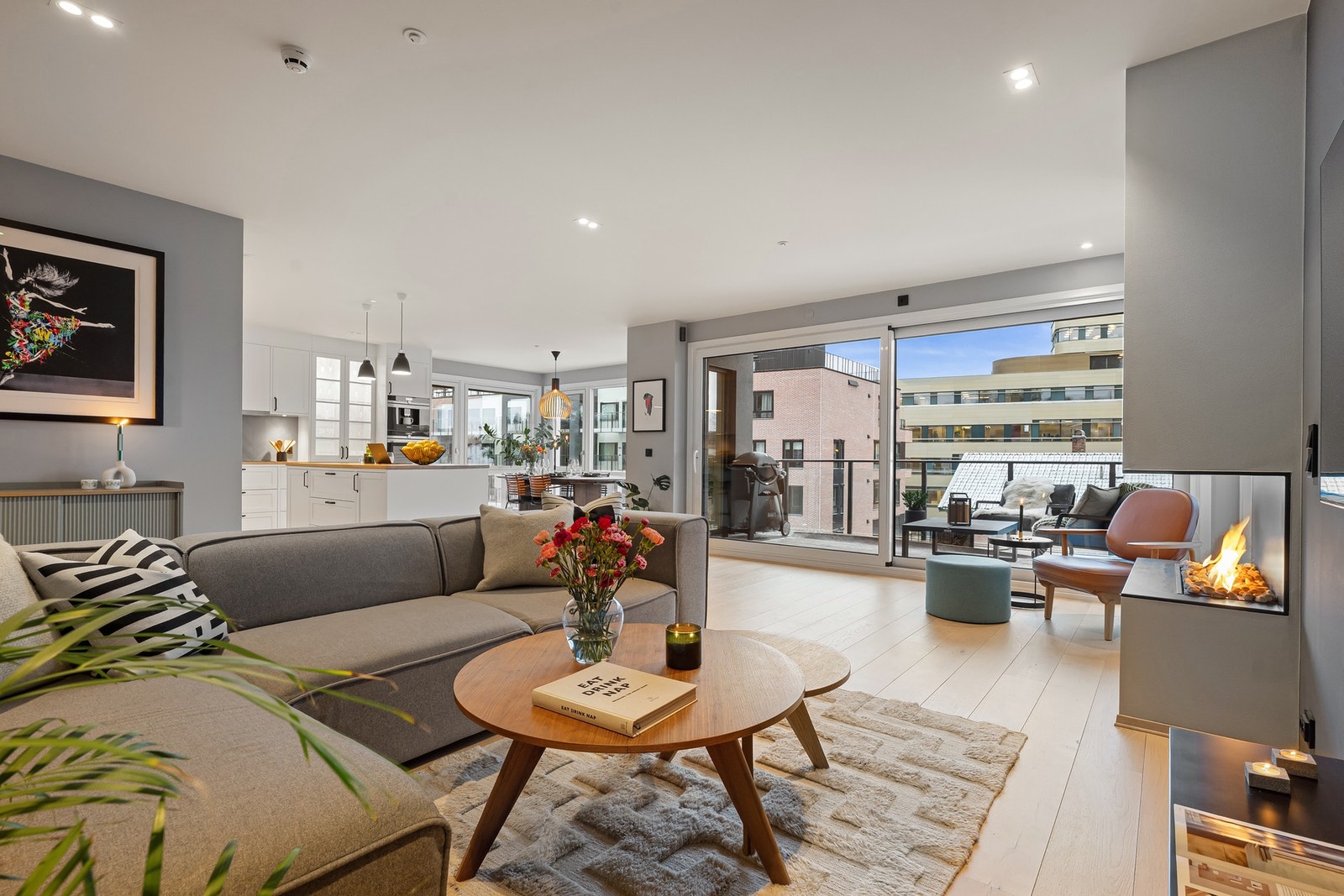 Flott og lyst oppholdsrom med mye naturlig lys Galleribilde