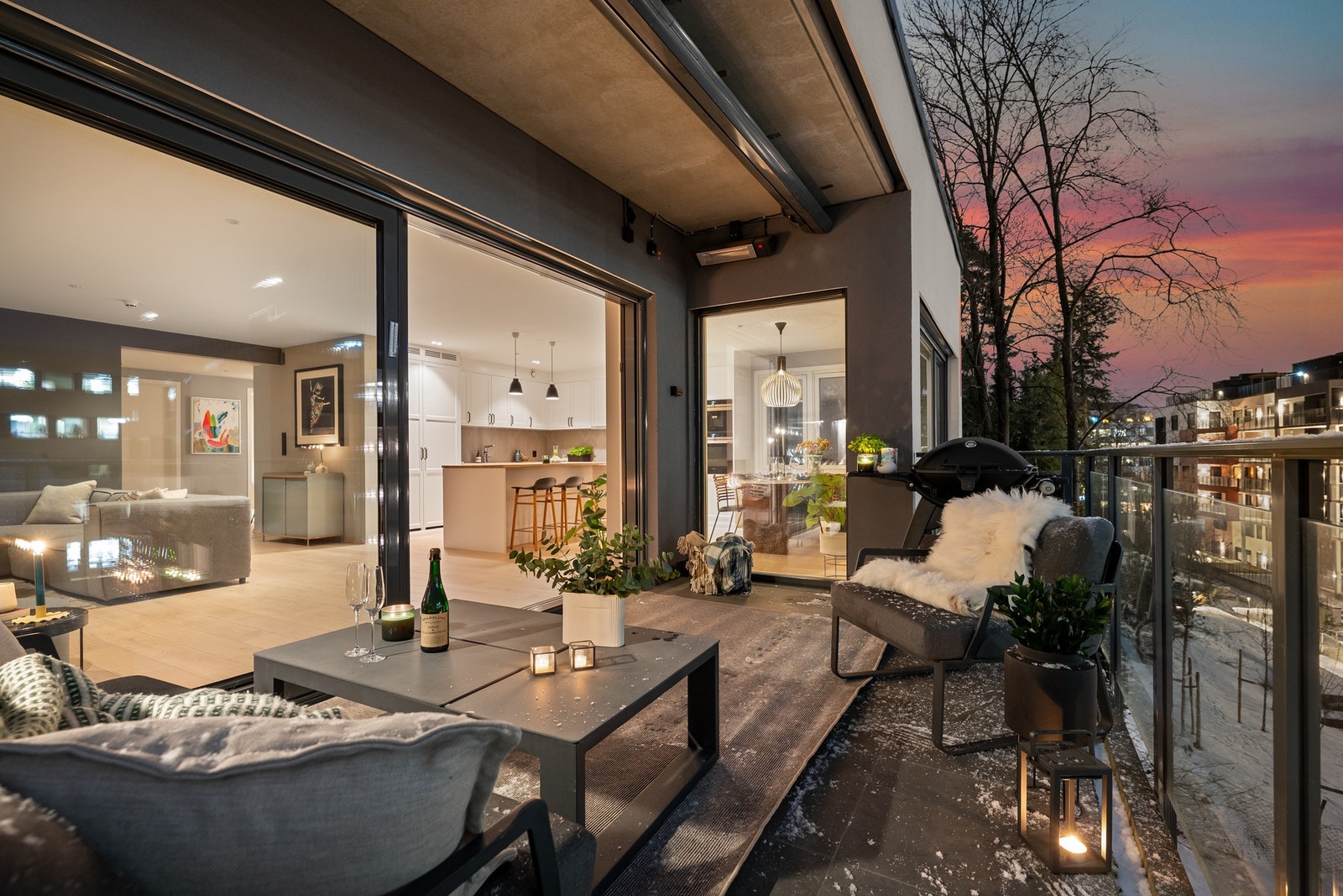 En moderne og tiltalende 4-roms leilighet i veldrevet sameie med kun 5 seksjoner med svært attraktiv beliggenhet Galleribilde