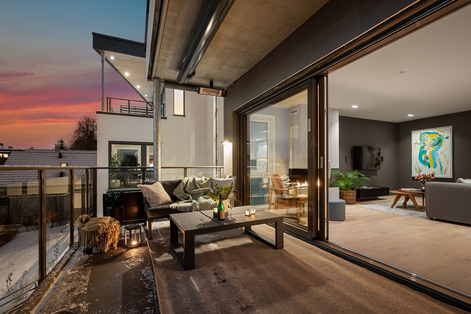 Boligen har balkong, to garasjeplasser, vannbåren varme mm. Galleribilde