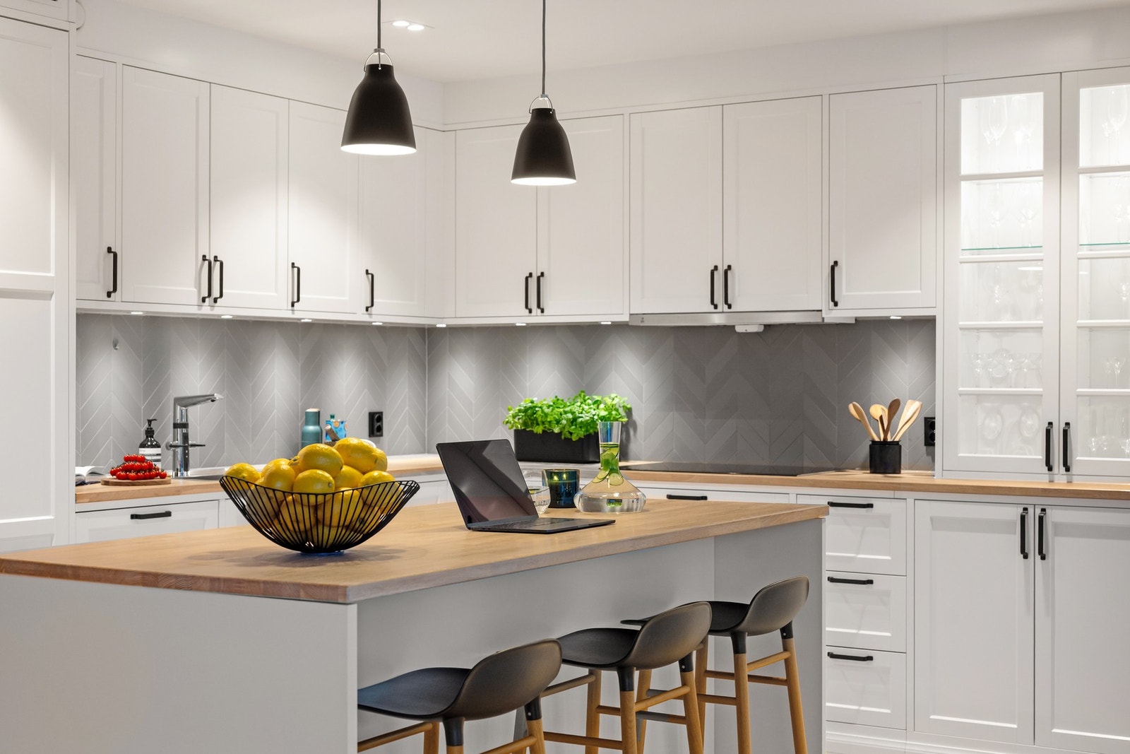 Stor kjøkkenøy gir ekstra arbeidsplass samt en hyggelig spiseplass for hverdagens måltider Galleribilde