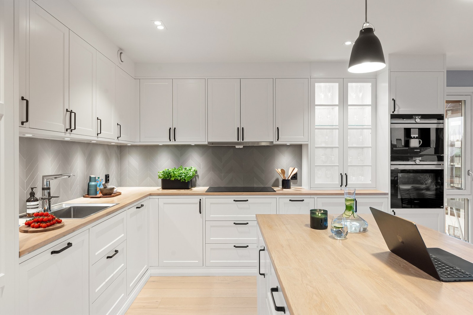 Kjøkken med integrerte hvitevarer fra Siemens Galleribilde