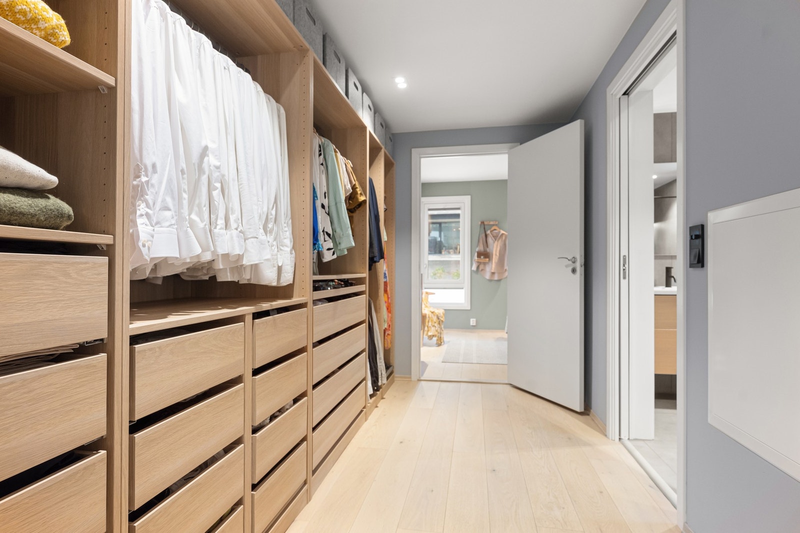 I gangen (som lukkes mot resten av boligen) mellom soverom og bad er det etablert store garderobeløsninger Galleribilde