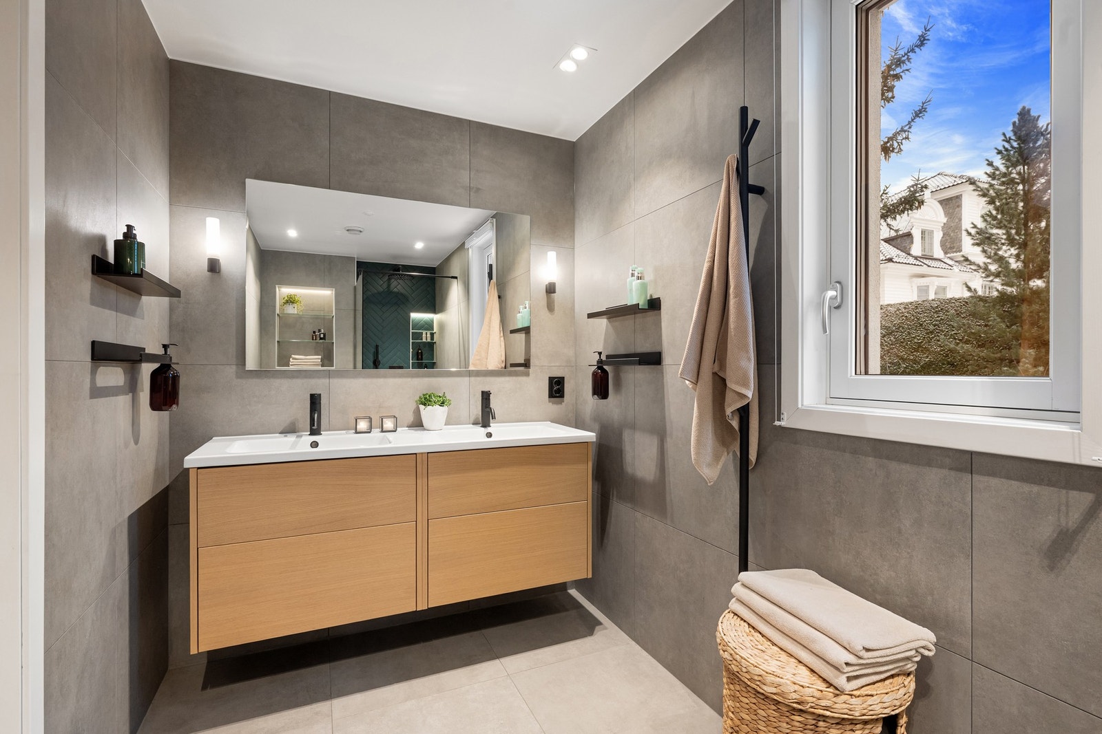 Badene er oppgradert i senere tid med blant annet nye fliser og armaturer Galleribilde