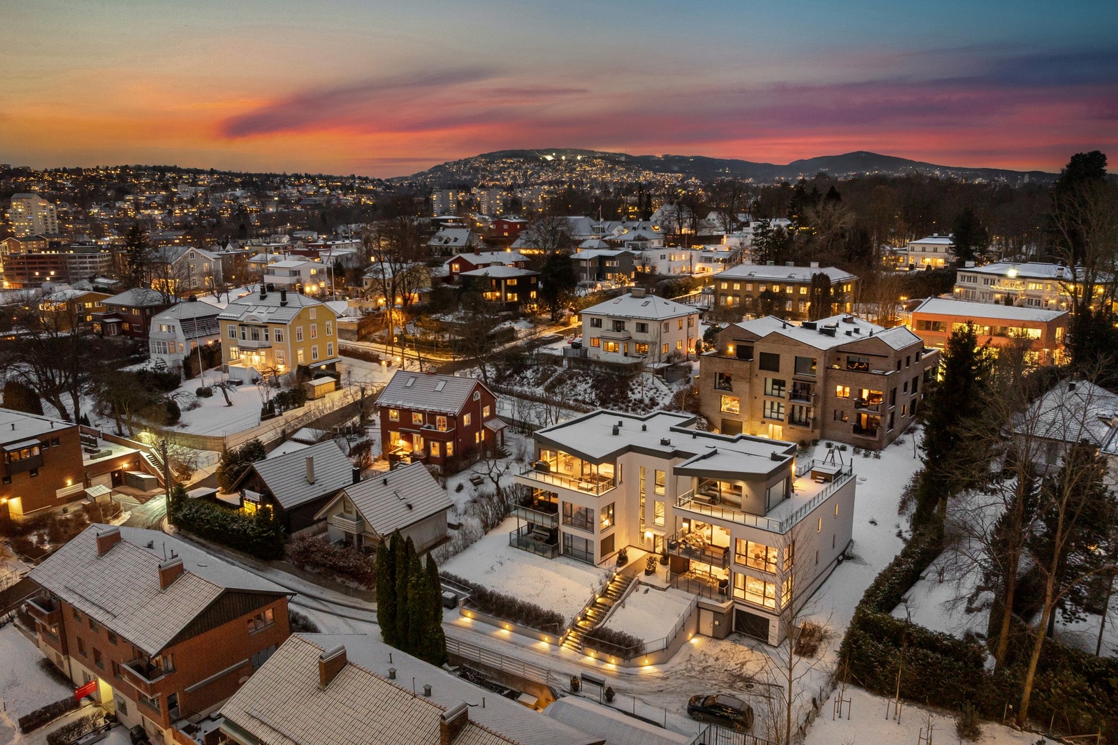Sameiet har felles besøks parkering (for opp til 4/5 biler) på utsiden av bygget samt fine felles hageområder foran og bak bygget Galleribilde