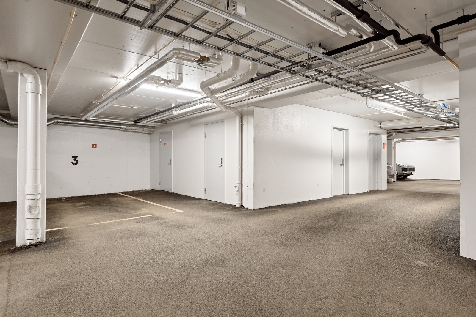 Det er kort vei fra garasjeplass til heis og trapp. Praktisk i hverdagen Galleribilde