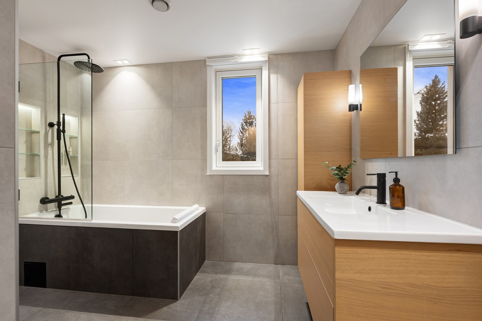 Stort bad/vaskerom med adgang fra gangen Galleribilde