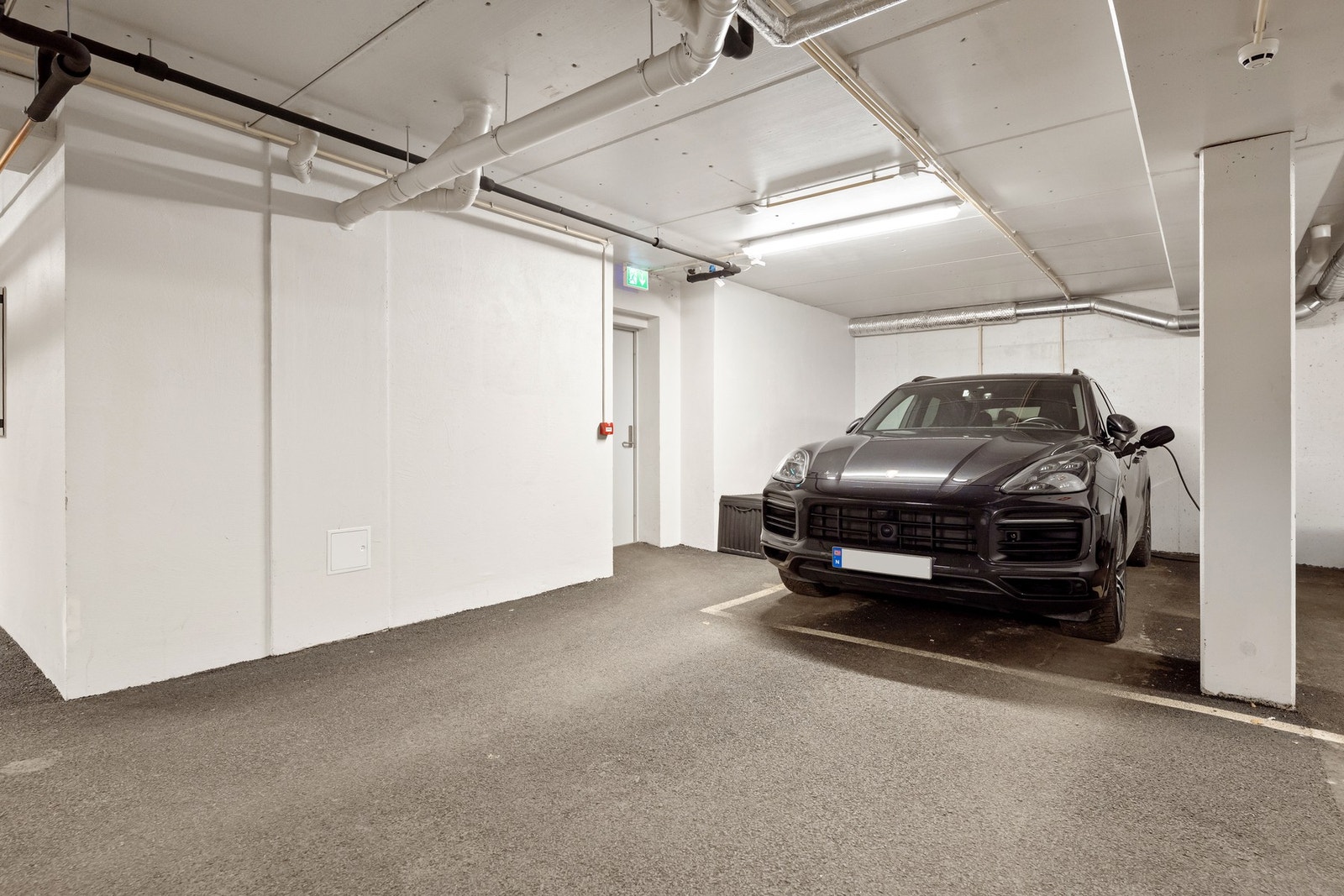 Det medfølger to garasjeplasser, en med montert lader. Bod i garasje rett ved den ene plassen Galleribilde