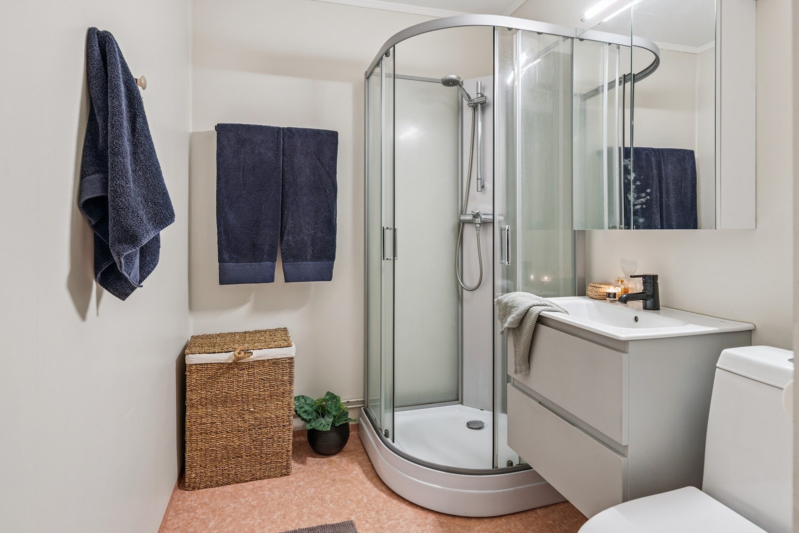 Bad fra byggeår er oppgradert i 2023 med nymalte vegger, nytt dusjkabinett og nytt servantskap. Galleribilde