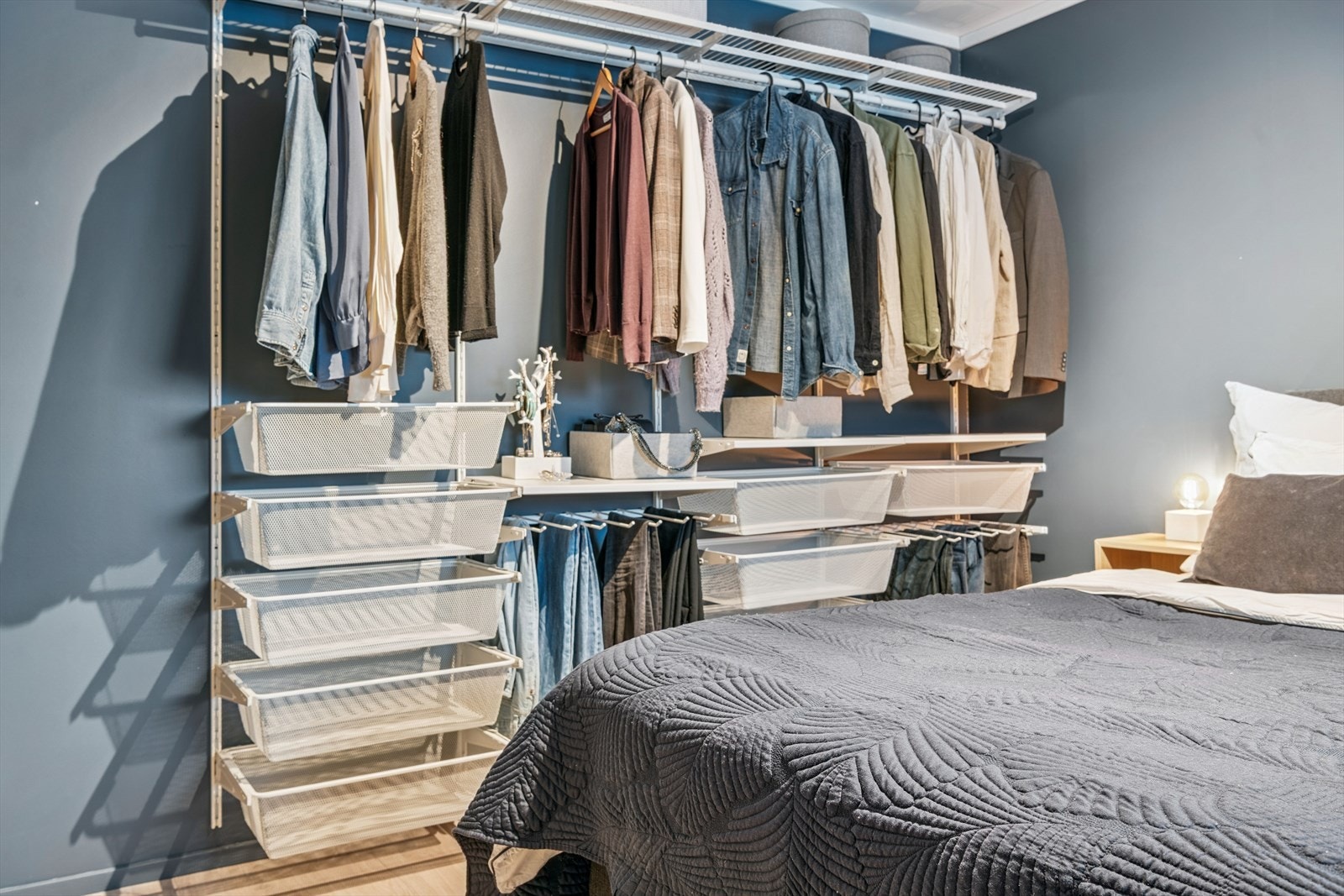 En åpen og arealeffektiv garderobeløsning med god oversikt for lettvint oppbevaring. Galleribilde