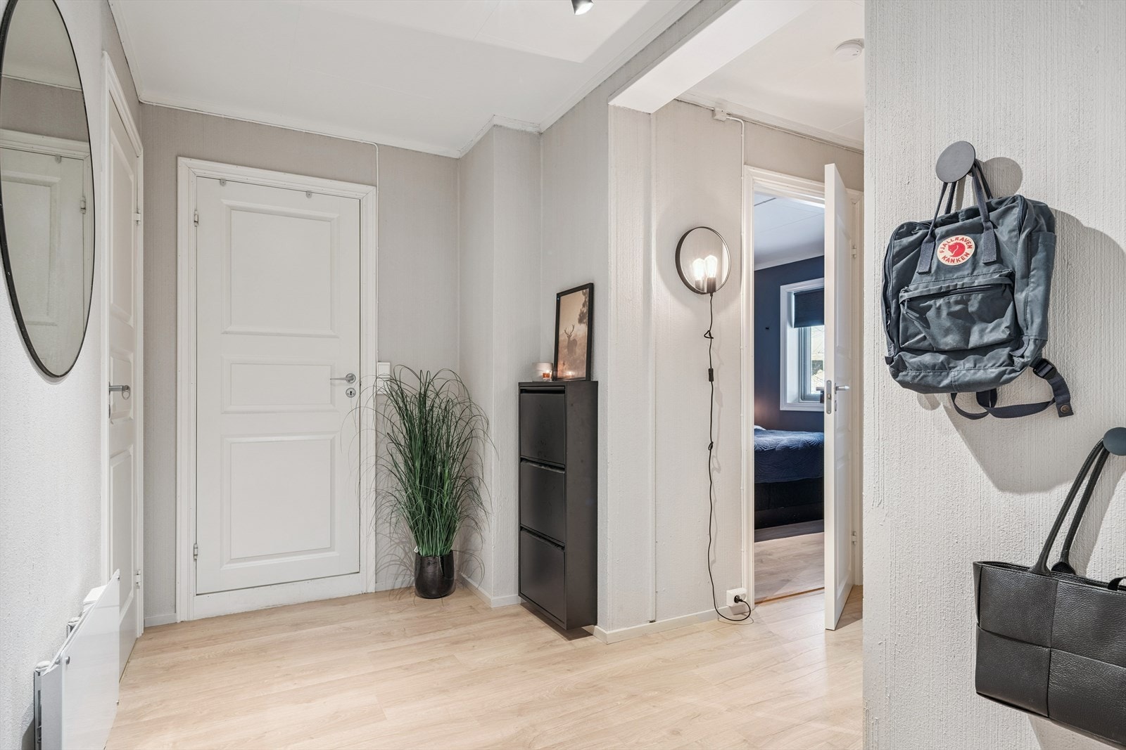 I sokkeletasjen er det egen inngang, med en lys og innbydende gang som gir adkomst til to soverom, bad, vaskerom og to boder. Galleribilde