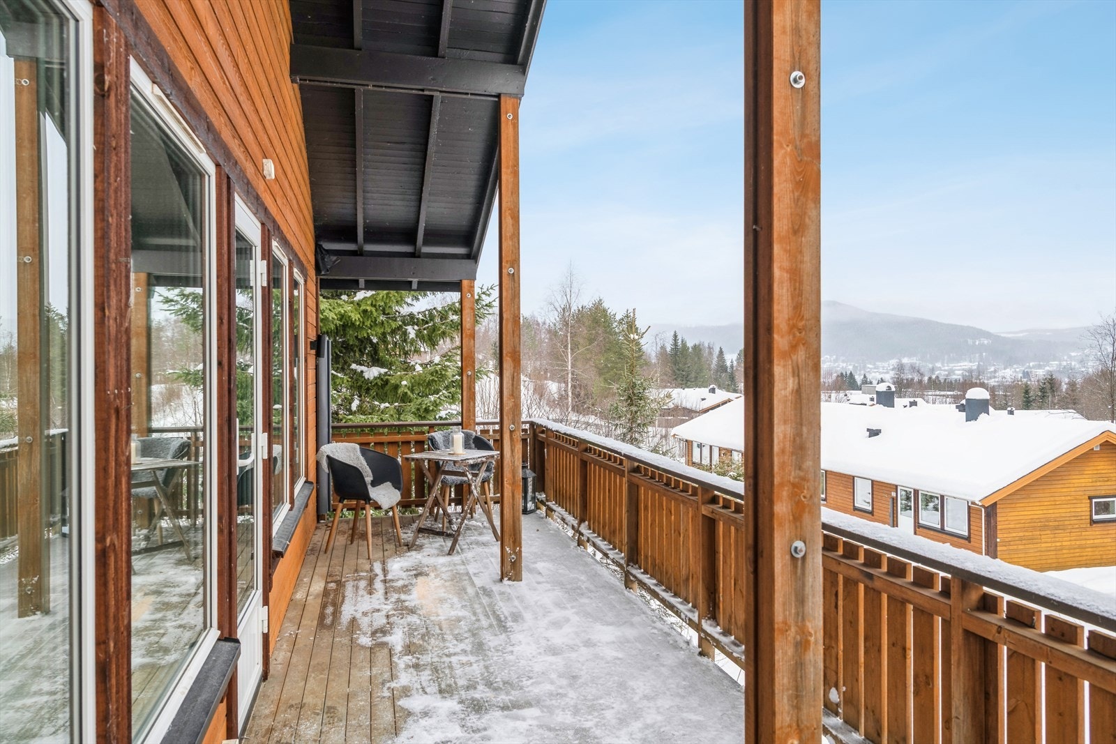 God plass til utemøbler og en fin arena for å nyte utsikten. her får du rikelig med morgen- og formiddagssol. Galleribilde