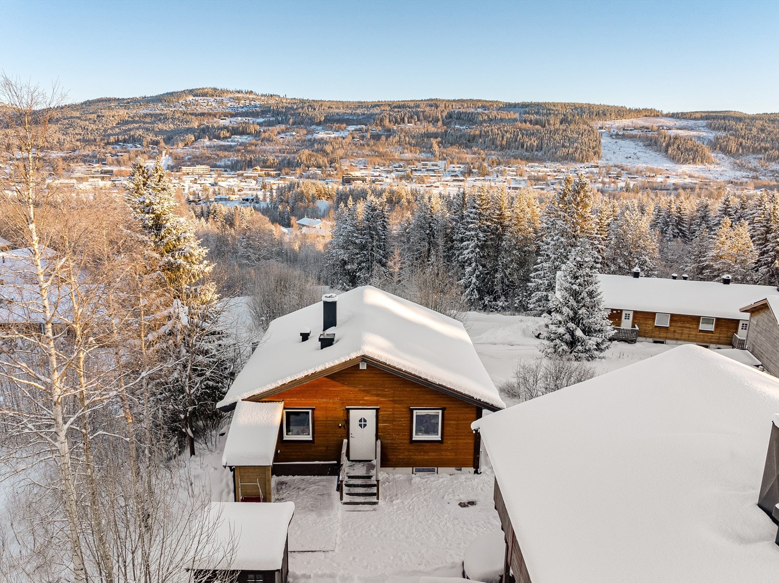 Eiendommen har en fin beliggenhet med nærhet til skog og mark for rekreasjon året rundt. Forvandlingen fra alpin- og langrennsområde til Trysil Bike Arena, gir et eldorado for stisykling for alle nivåer. Galleribilde