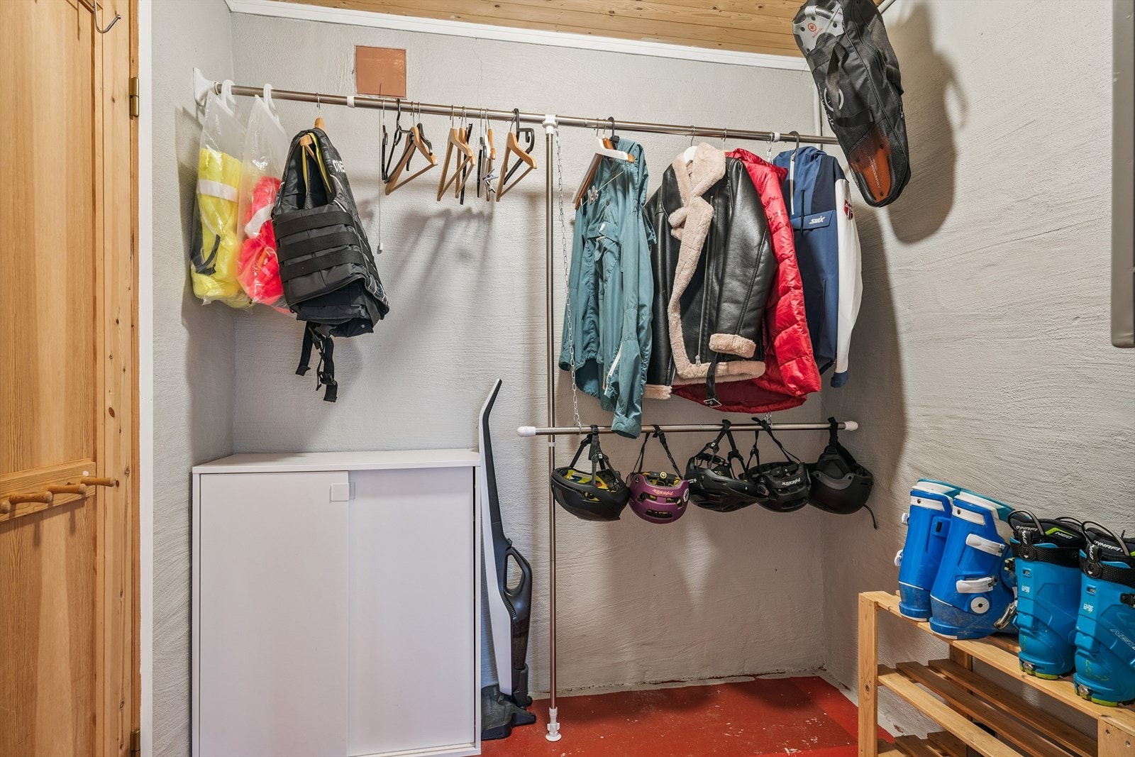 I sokkeletasjen finnes også to boder, med rikelig med lagringsplass for utstyr til friluftsaktiviteter. Galleribilde