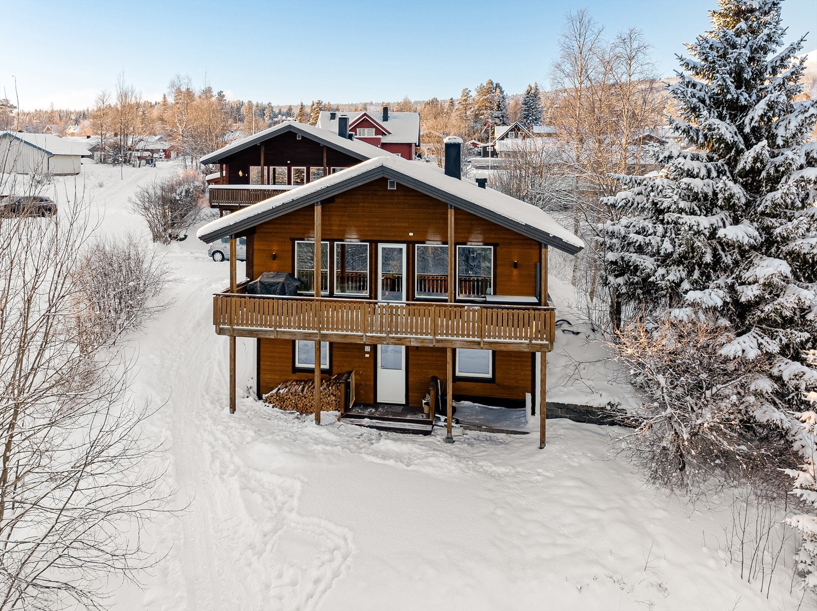 En innholdsrik og familievennlig andelsbolig over to plan med en stor, overbygget veranda, i et veletablert og barnevennlig område. Galleribilde