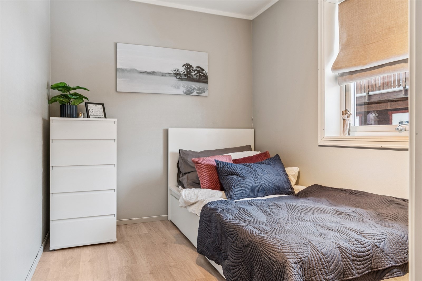 I hovedetasjen finner du også ett av boligens tre soverom. Dette rommet er vestvendt, med skyvedør inn fra entréen. Galleribilde