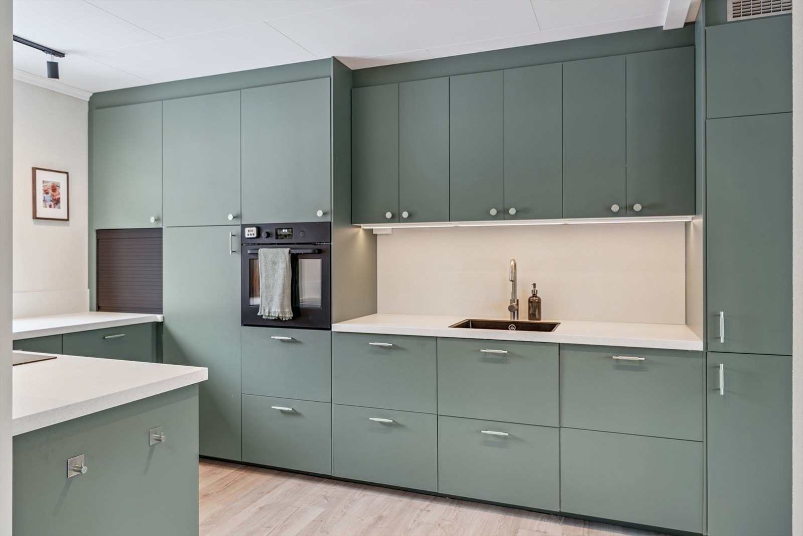 Integrerte hvitevarer og godt arbeidslys under overskapene. Alt elektrisk er skiftet her inne. Galleribilde