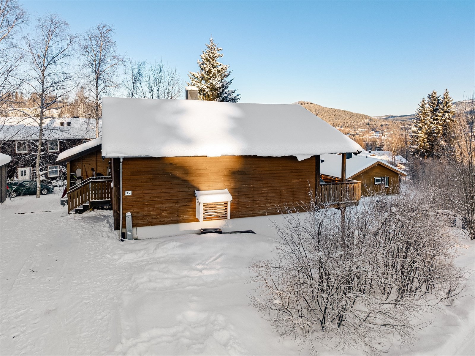 Eiendommen ligger i Vestadbakken borettslag, med stort fellesareal og egen lekeplass. Galleribilde