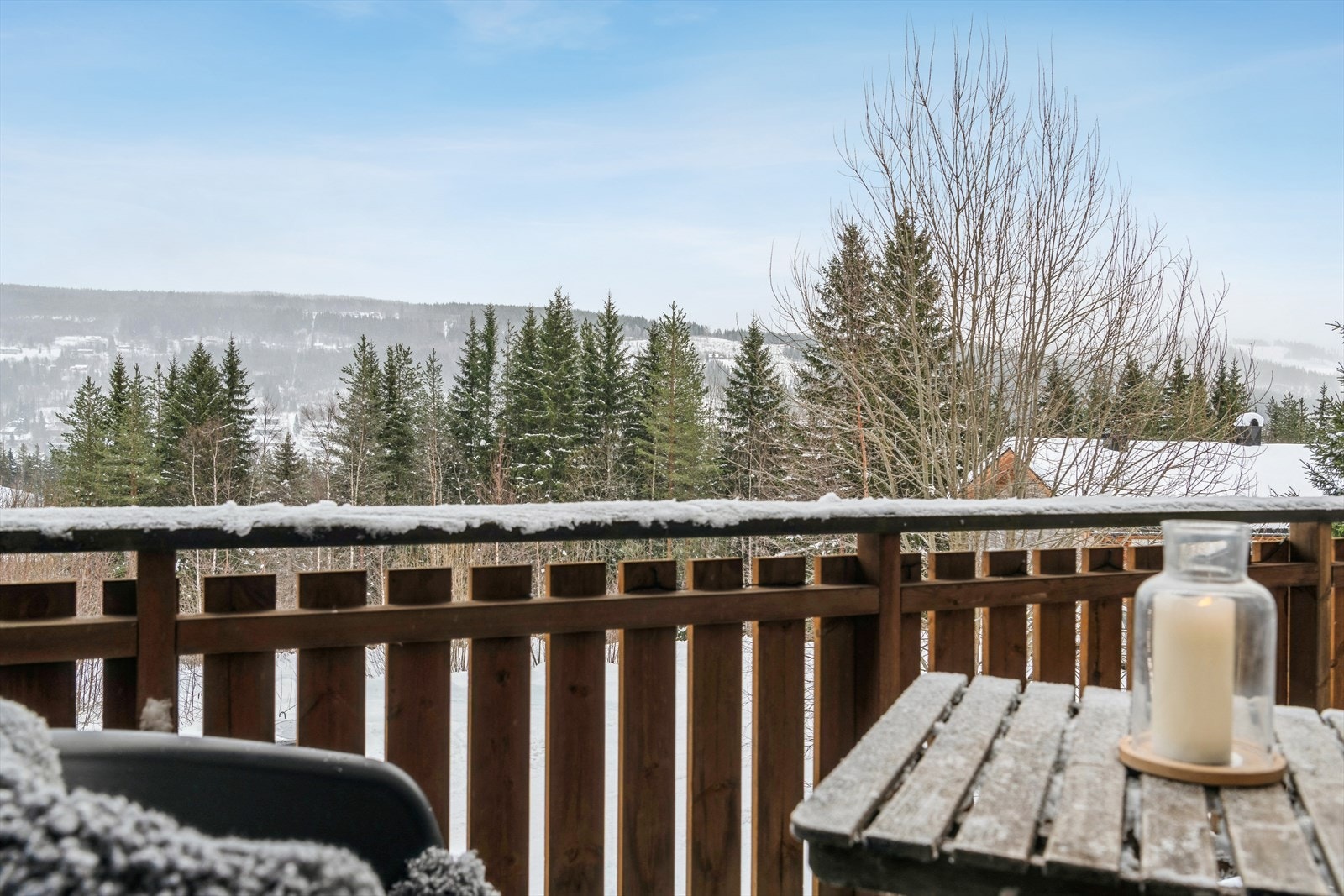 Åpen utsikt over nærområdet og skogkledde berg i øst. Galleribilde