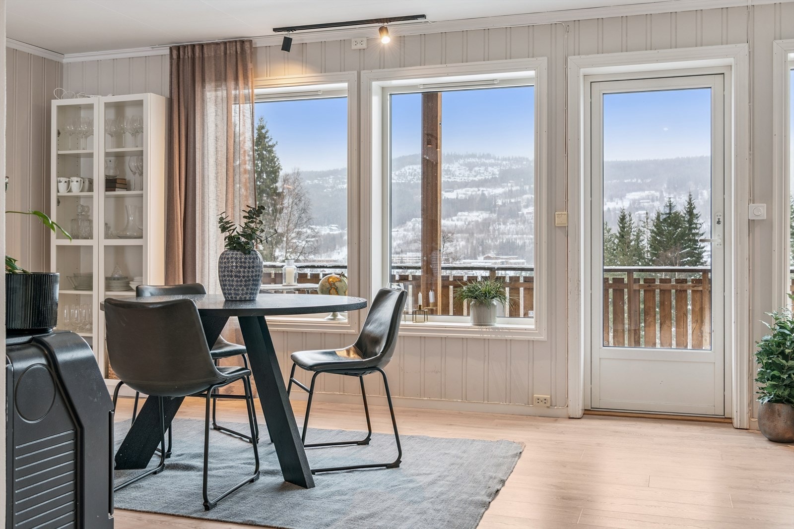 Fra stuen er det direkte utgang til en romslig og delvis overbygget veranda mot øst. Galleribilde