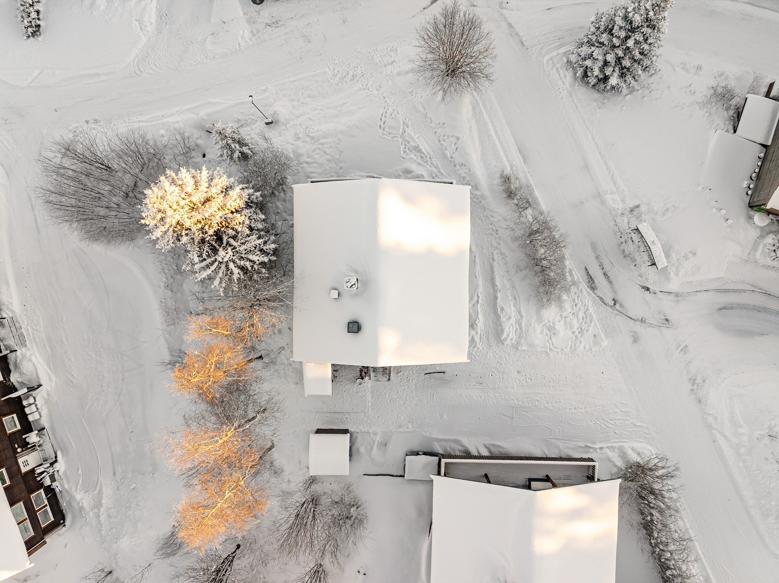 Hverdagslogistikken er enkel med kort vei til dagligvarebutikker, barnehage, skoler, idrettsplass og Trysilfjellet. Galleribilde