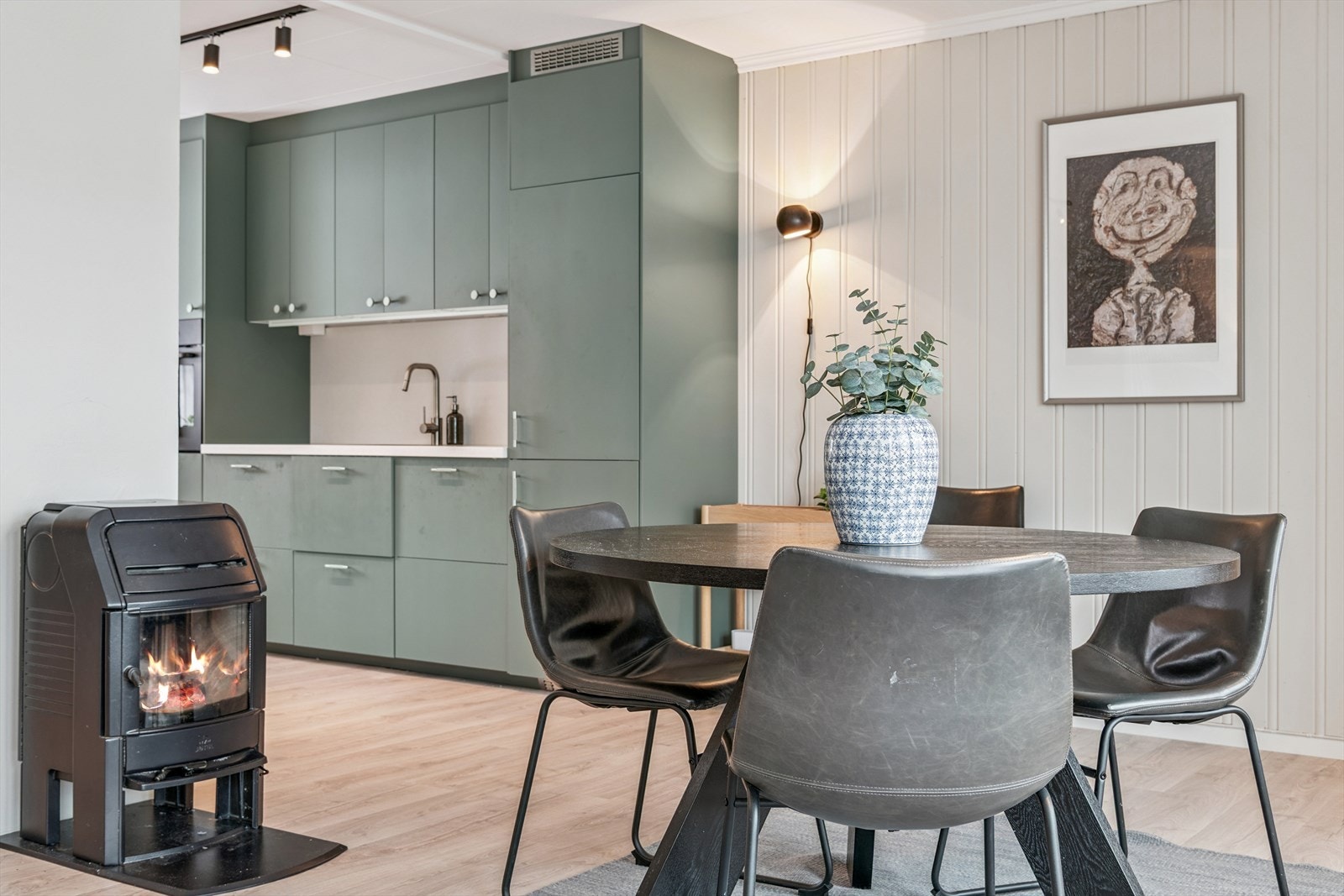 Kjøkkenet er smakfullt fornyet i 2024. Galleribilde