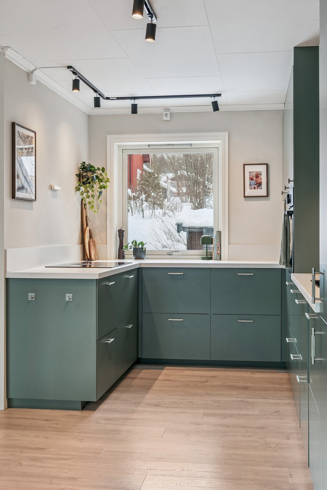 Gode arbeidsflater og en praktisk U-form gir en funksjonelt og effektiv hverdag. Galleribilde