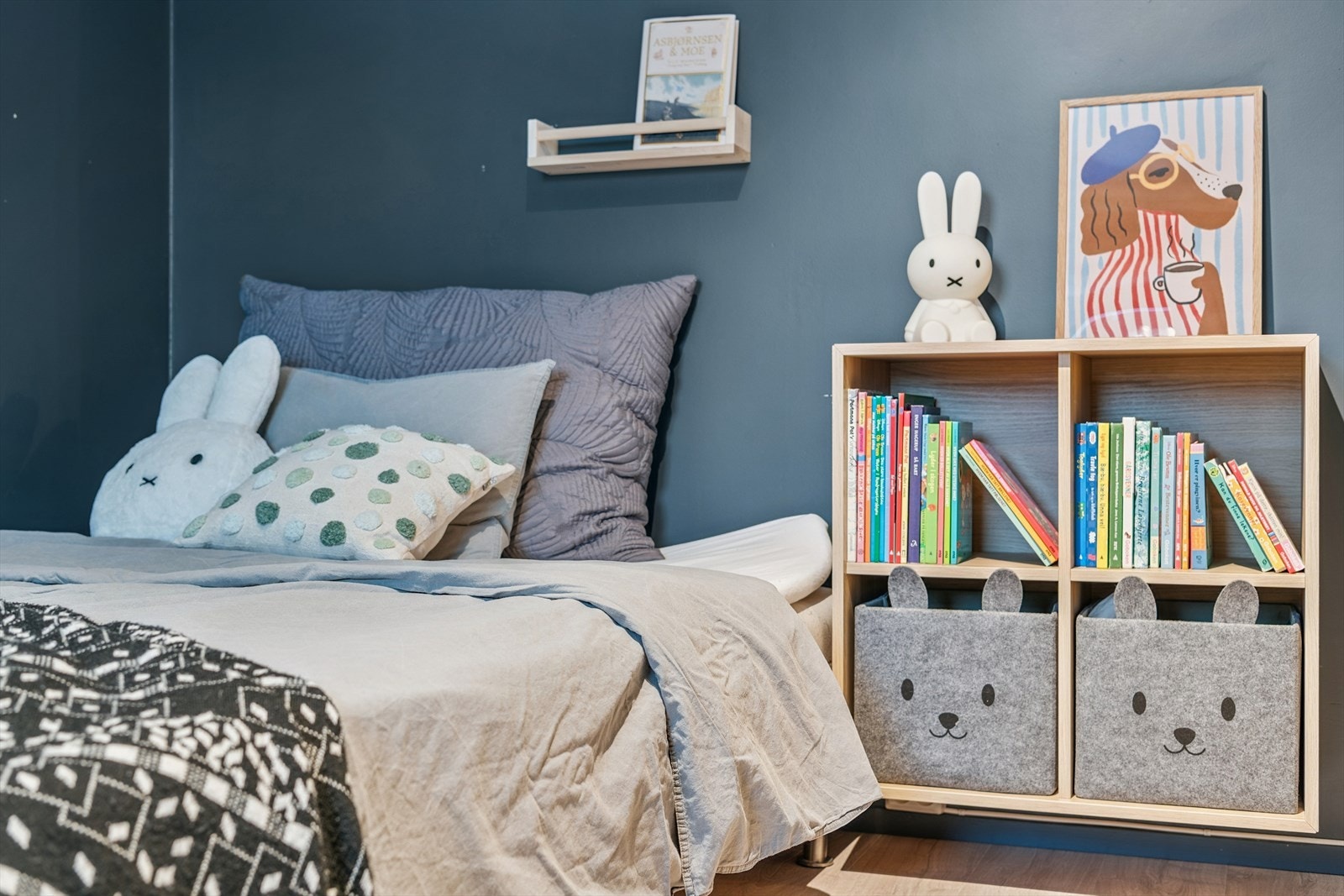 Gjennomgående laminatgulv og malte panelvegger i boligens oppholds- og soverom. Galleribilde