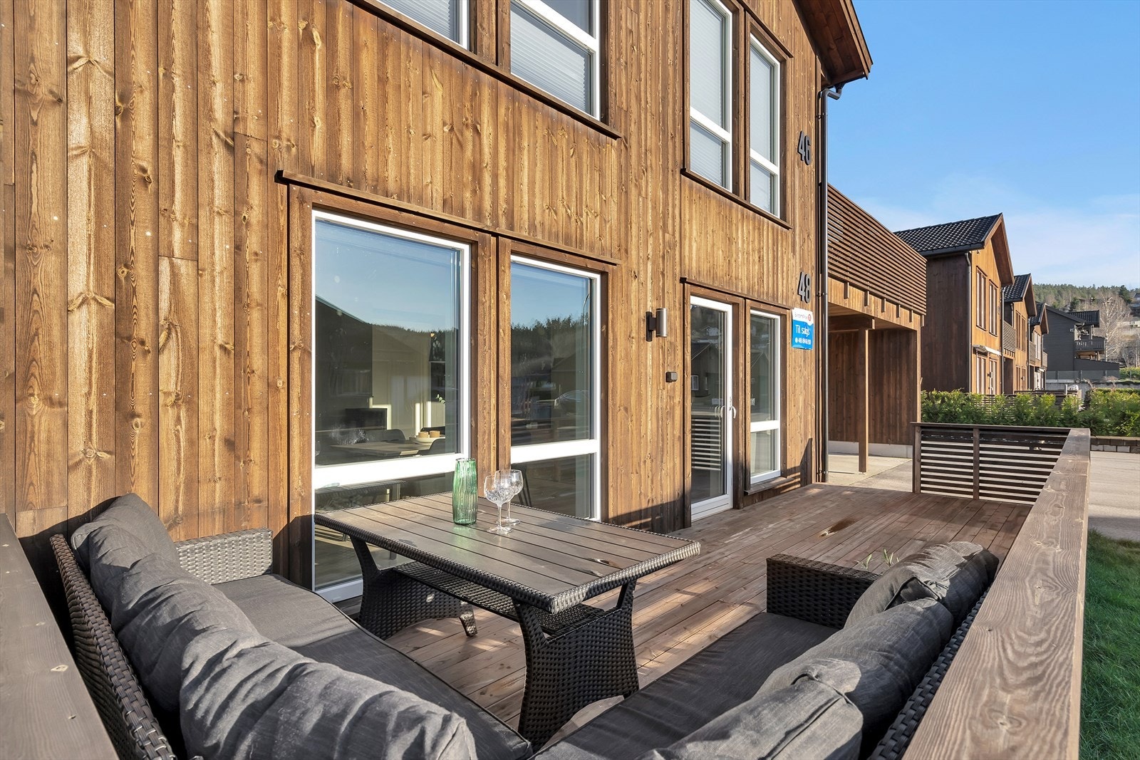 Utgang til terrasse og hage med god plass til utemøbler Galleribilde