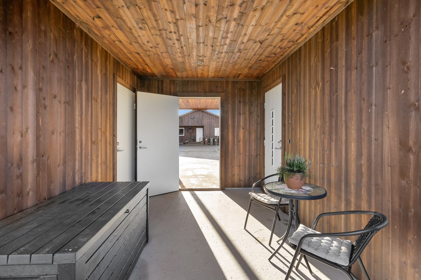 Svalgang mellom carport, bod og inngangsparti Galleribilde