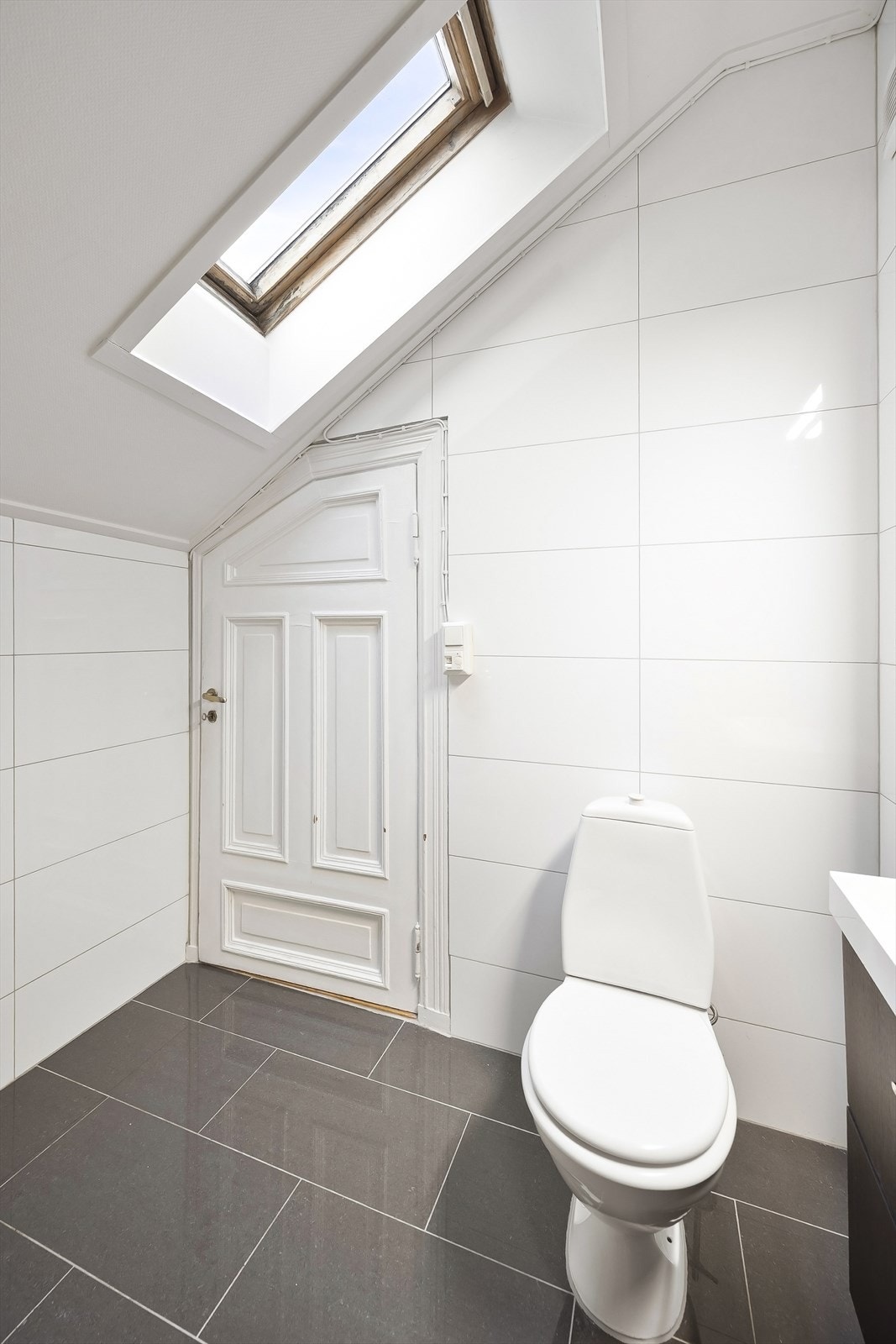 Ifølge tidligere salgsoppgave ble badet pusset opp i 2016. Galleribilde