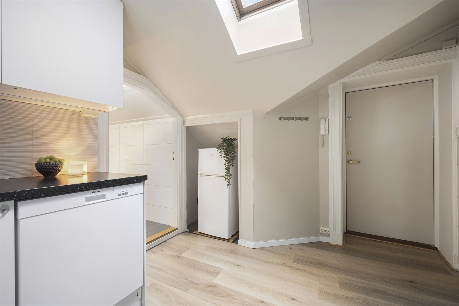 Velkommen inn! I gangen er det plass til knagger og skohylle for oppbevaring av yttertøy. Galleribilde