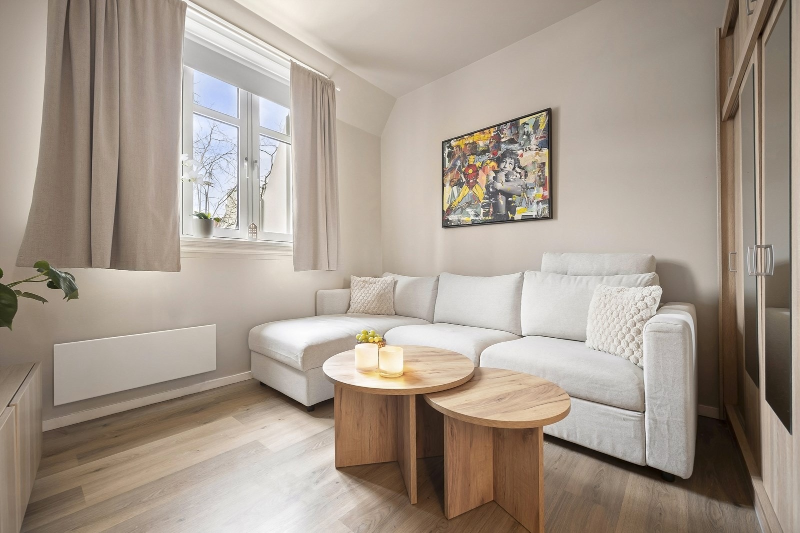 I stuen er det god plass til sofagruppe med tilhørende stuemøblement som bord og tv-benk. Galleribilde