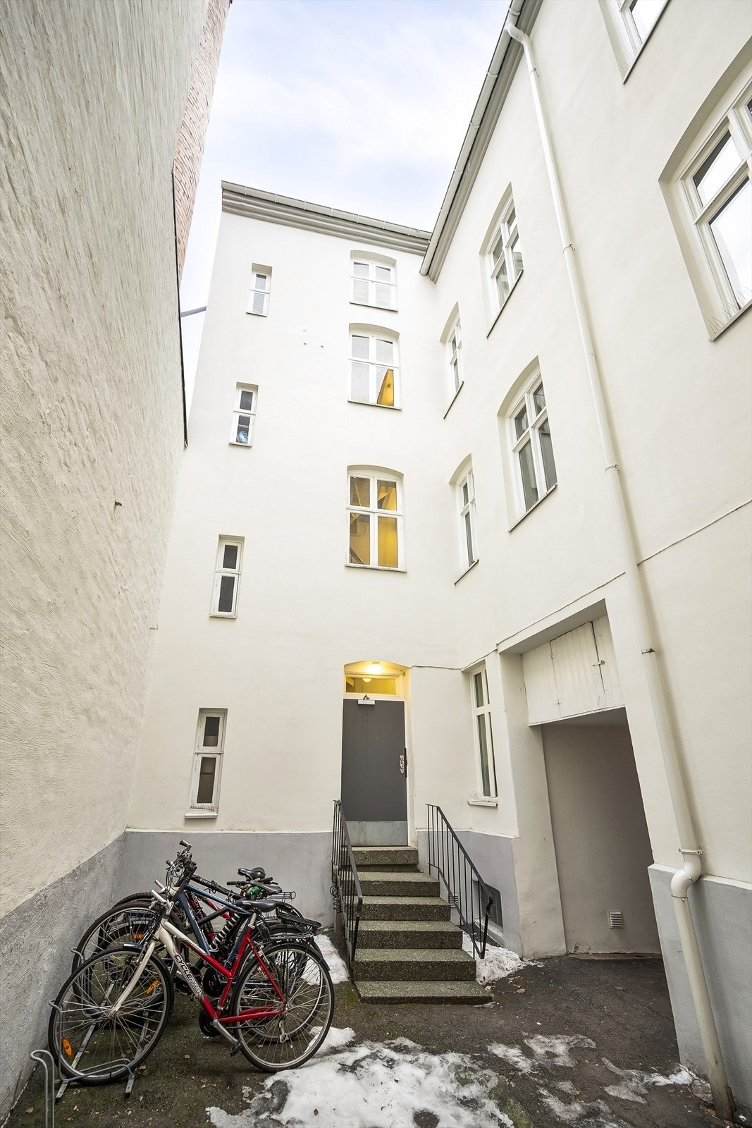 Sameiet har en lukket bakgård med sykkelparkering. Galleribilde