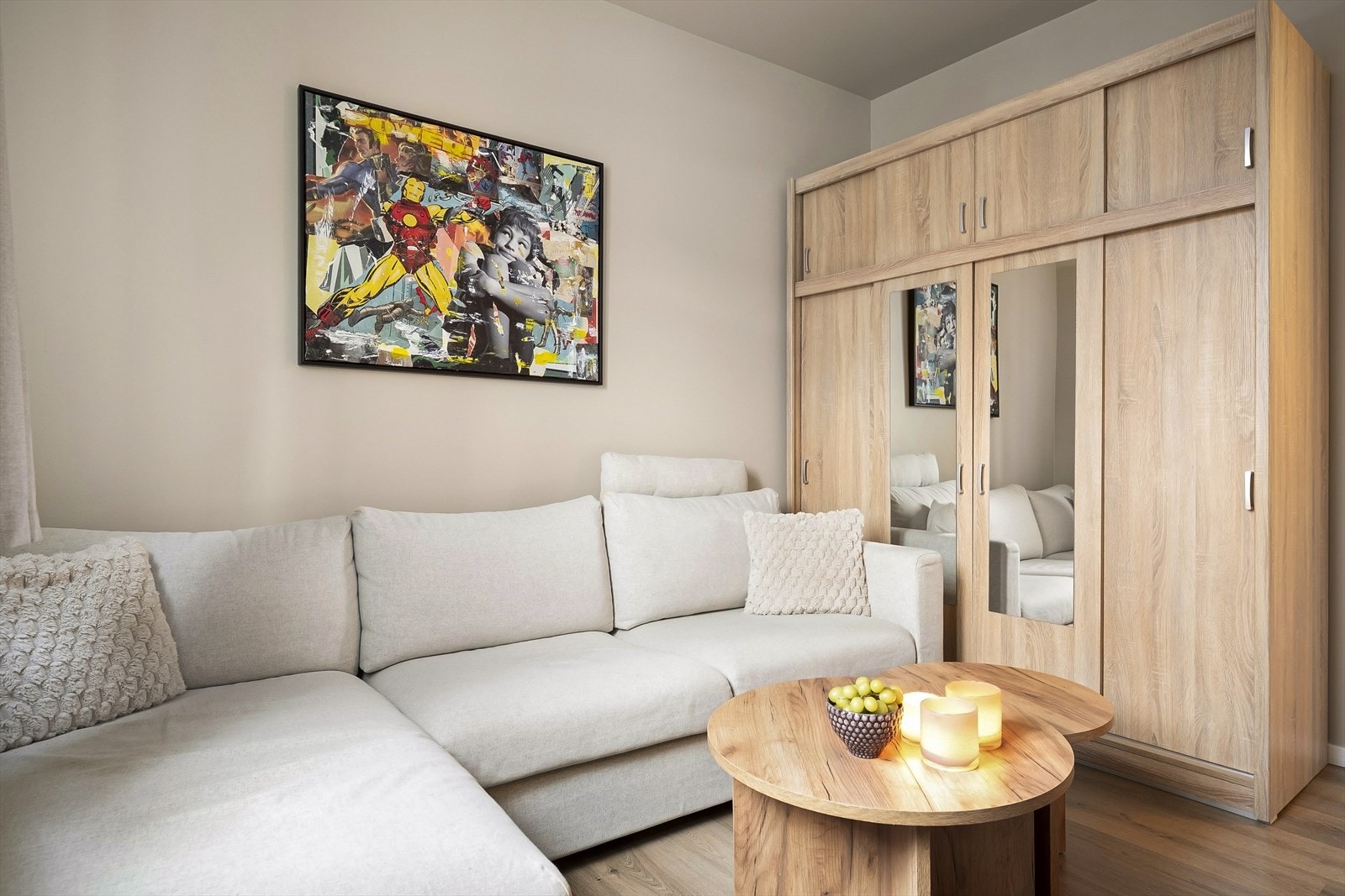 I stuen er det innredet med stort garderobeskap som sikrer godt med lagringsplass. Galleribilde