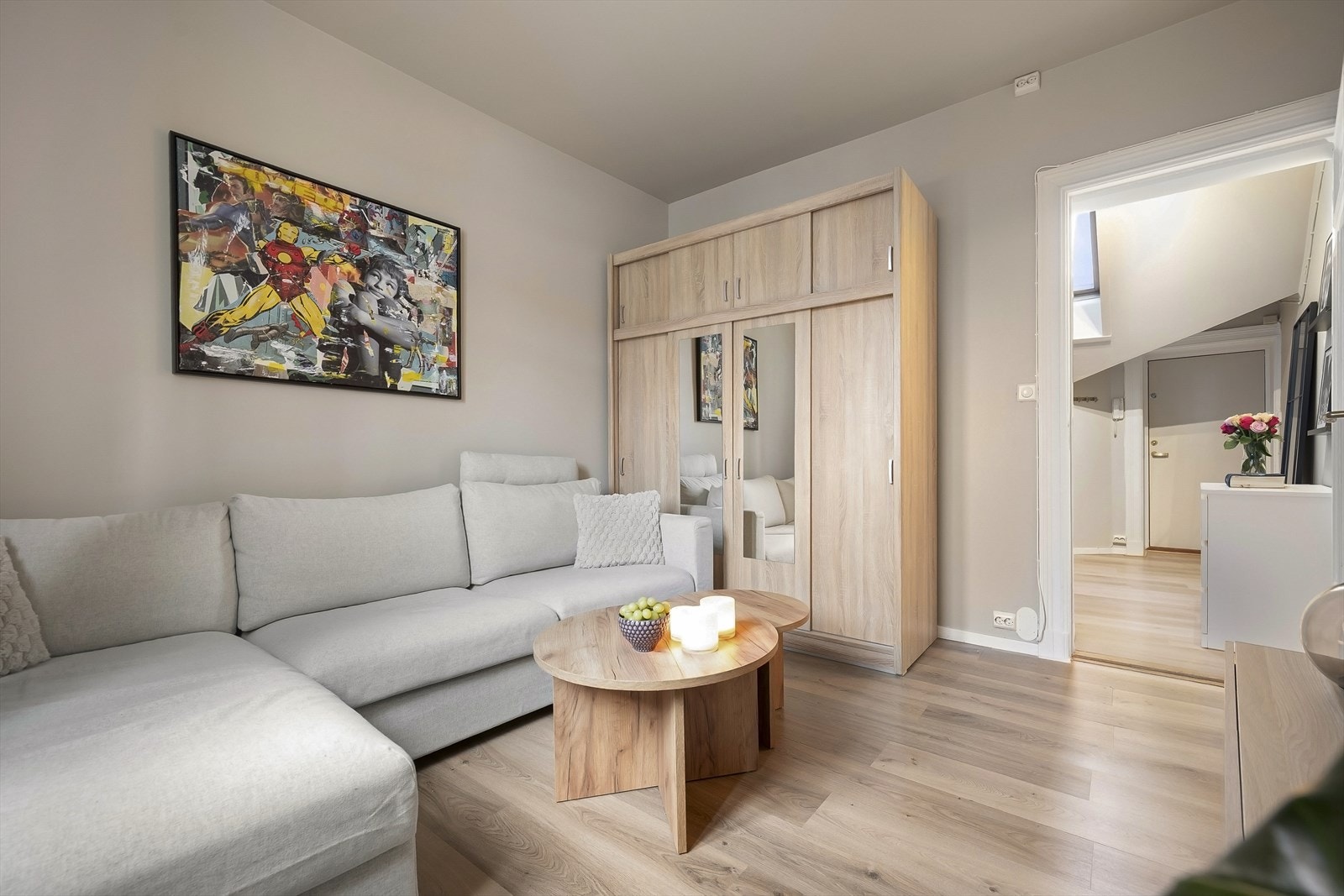 En lys, innbydende og arealeffektiv toppleilighet med supersentral beliggenhet på nedre Grünerløkka. Galleribilde