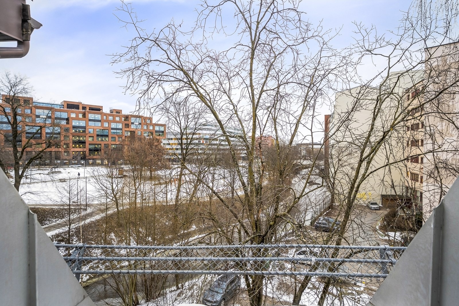 Leiligheten ligger åpent og fritt til i byggets øverste etasje. Her er det ingen innsyn eller sjenerende gjenboere. Galleribilde