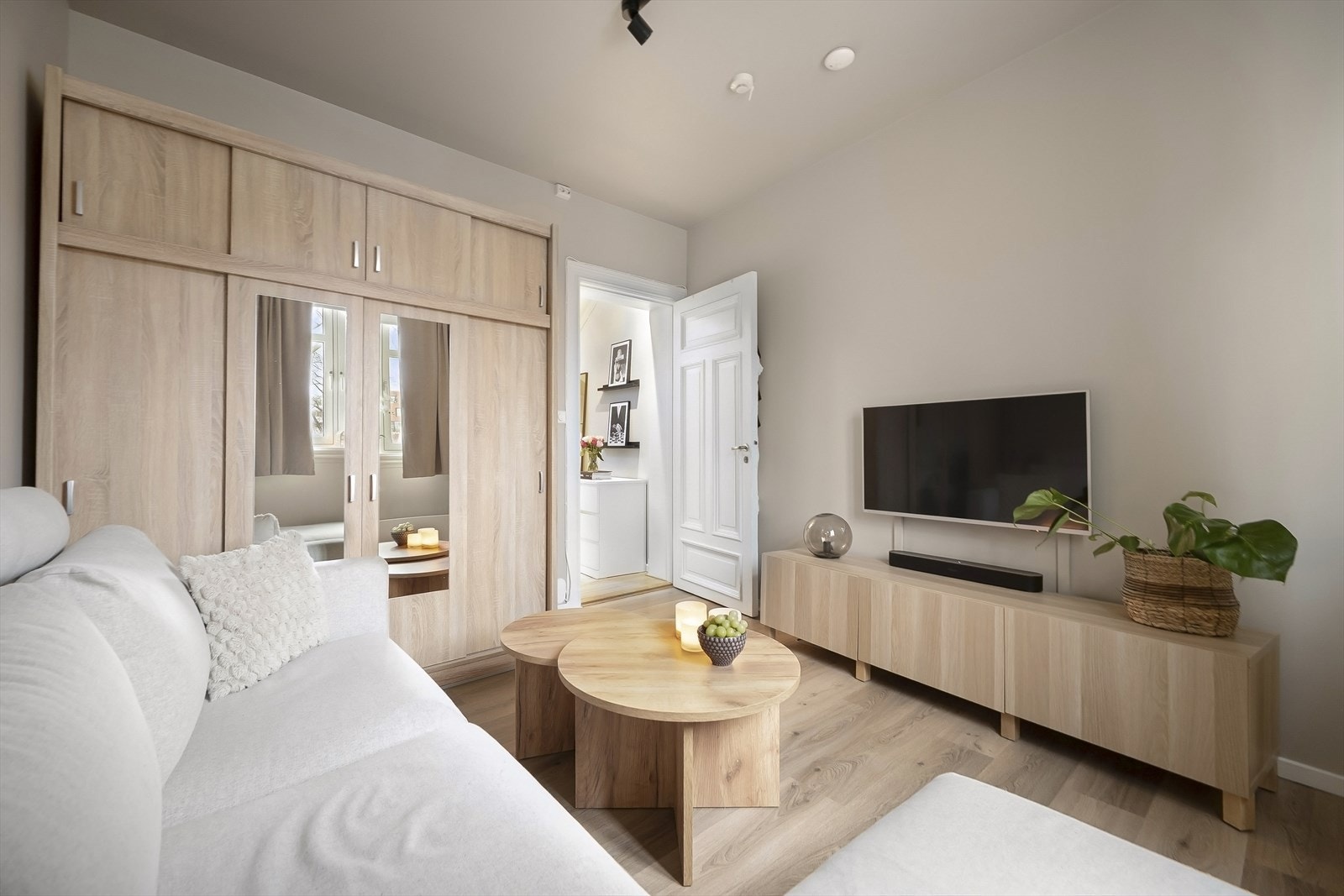 I stuen er takhøyden er oppmålt til 2,76 meter og stort vindu sikrer godt lysinnslipp. Galleribilde