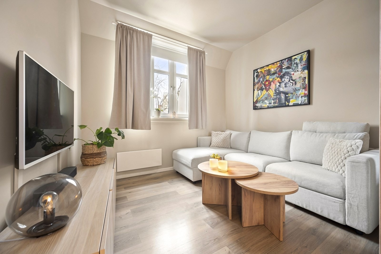 Kasper Hillås presenterer Slåmotgangen 6A. Foto: Martine Eren Jacobsen. Galleribilde