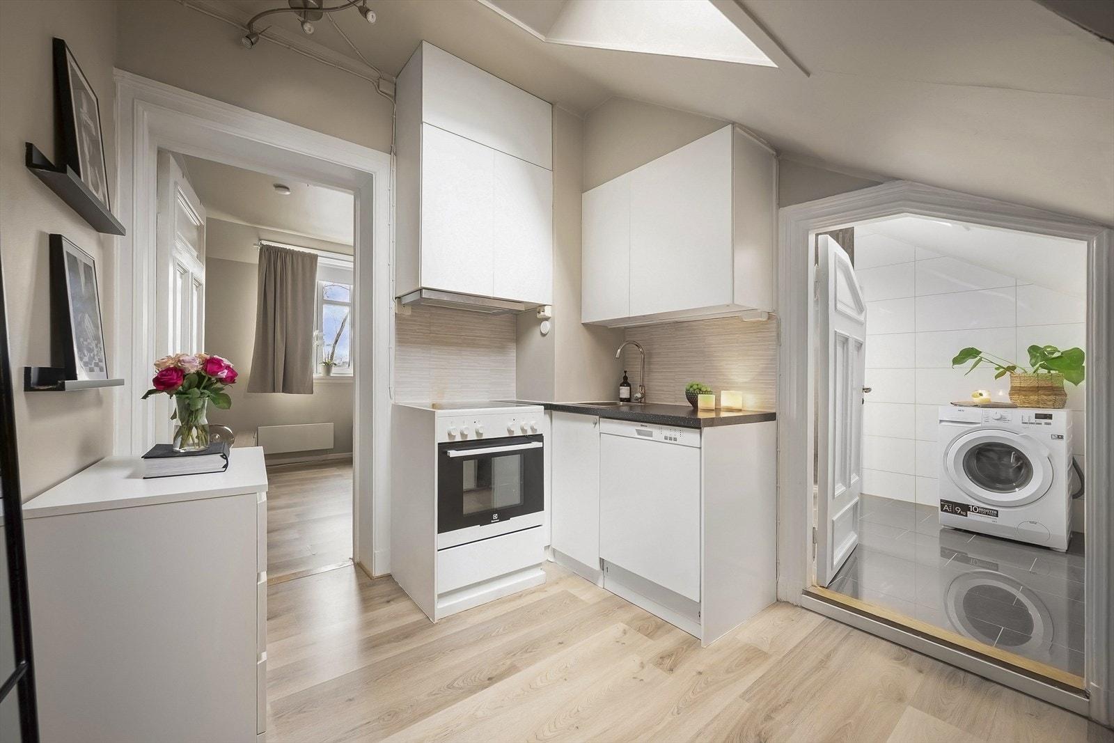 Hvitevarene er frittstående med plass til komfyr, oppvaskmaskin og kjøleskap. Kullfilterventilator over stekesonen. Galleribilde