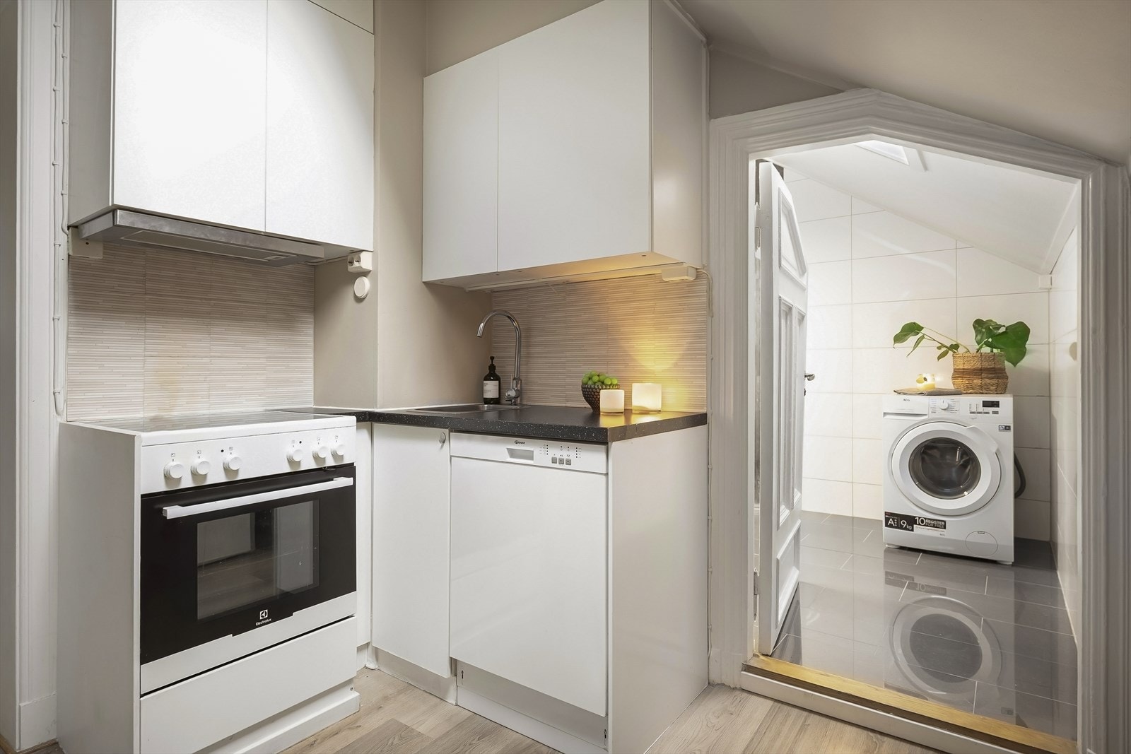 Kjøkkenet er godt utnyttet med masse lagringsplass i både skap og skuffer, samt god plass til matlaging. Galleribilde