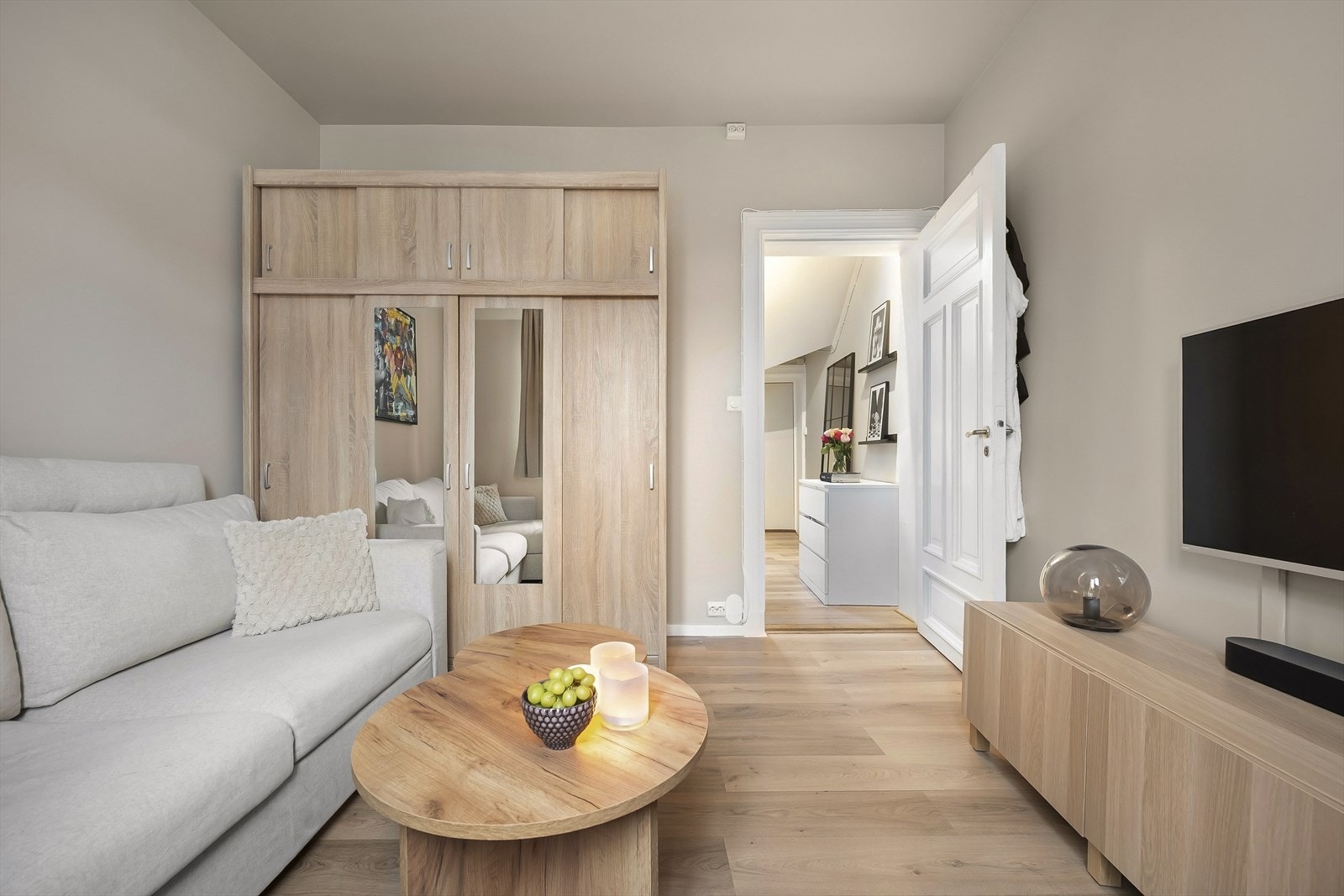 Leiligheten oppleves gjennomført med pent gulv og veggene er nylig malt i den lune og tidsriktige fargetonen "Sand". Galleribilde