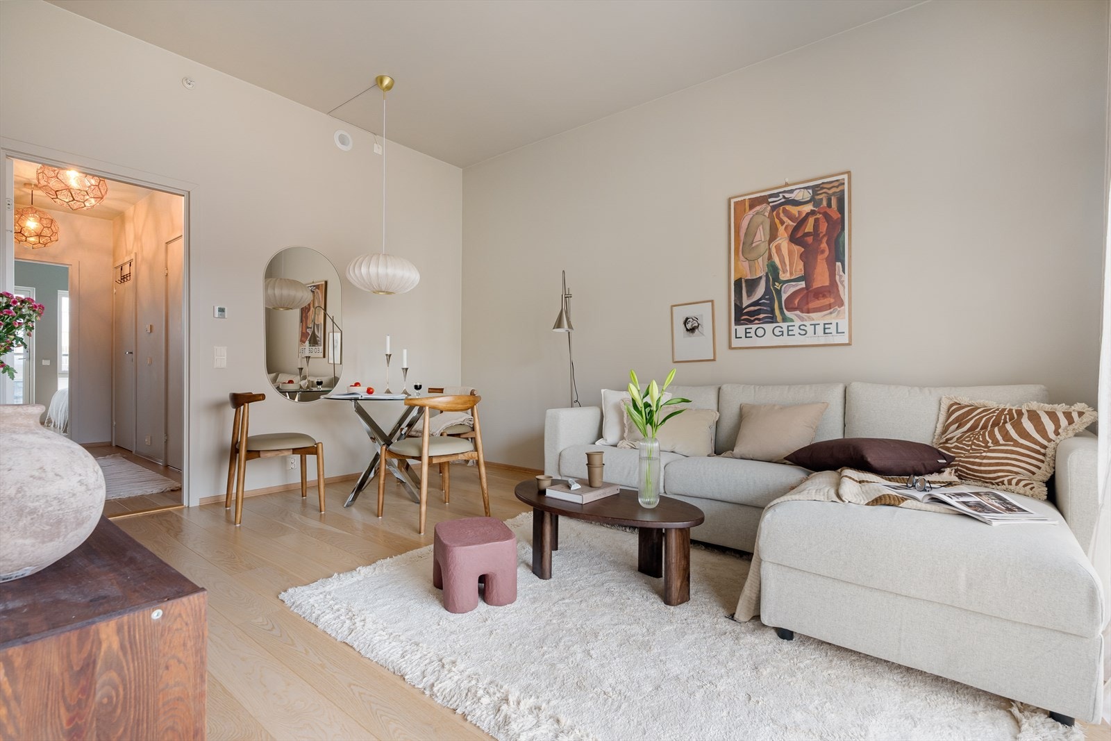 Leiligheten er gjennomgående med lys gjennom store vinduer fra øst og vest! Galleribilde