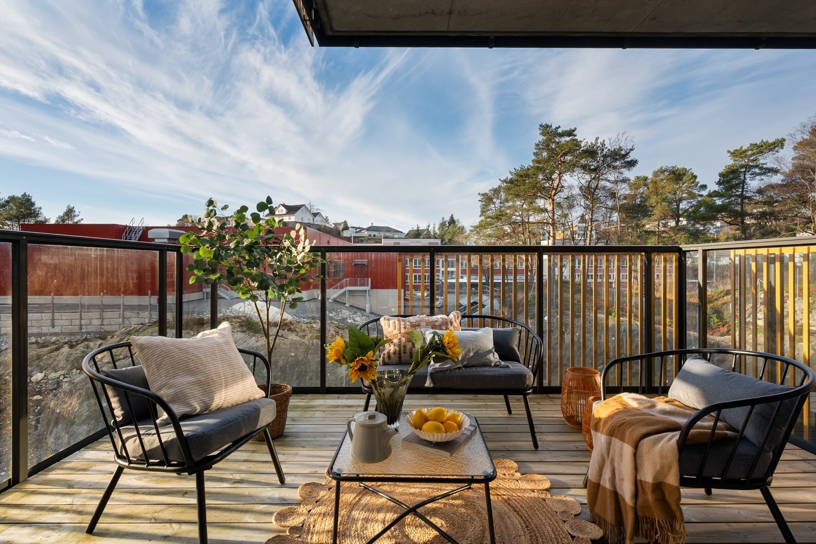 Stuen forlenger seg ut her på varme sommerdager! Her får du fantastiske solforhold! Galleribilde