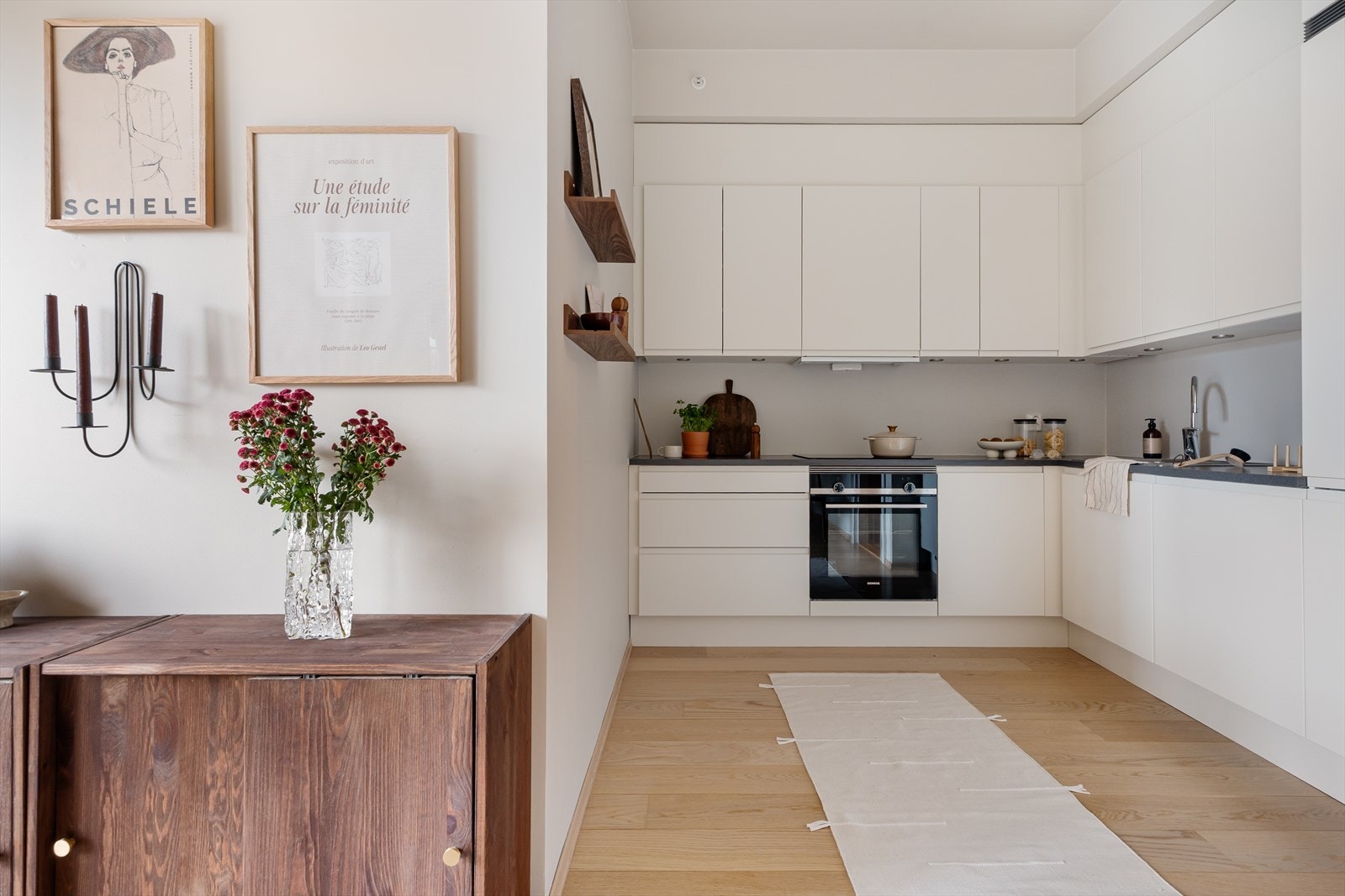 Kjøkkenet er malt i lyse farger med slette fronter. Galleribilde