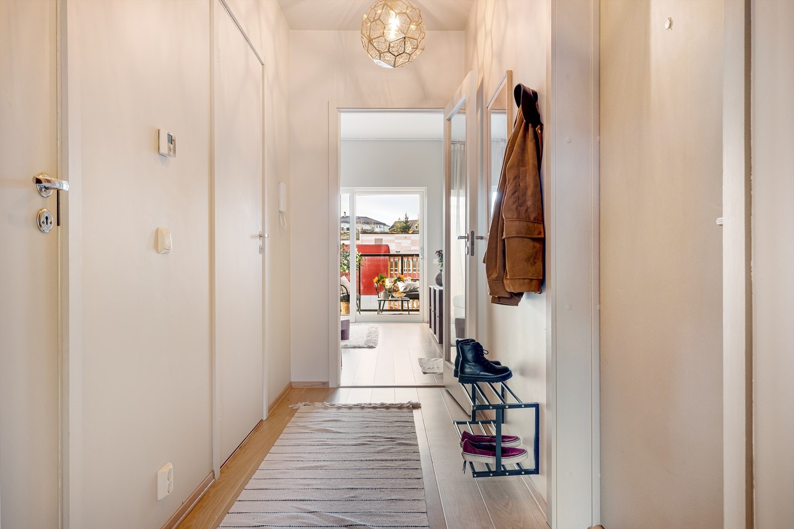 Innbydende entre med rikelig plass til oppbevaring av klær og sko. Galleribilde