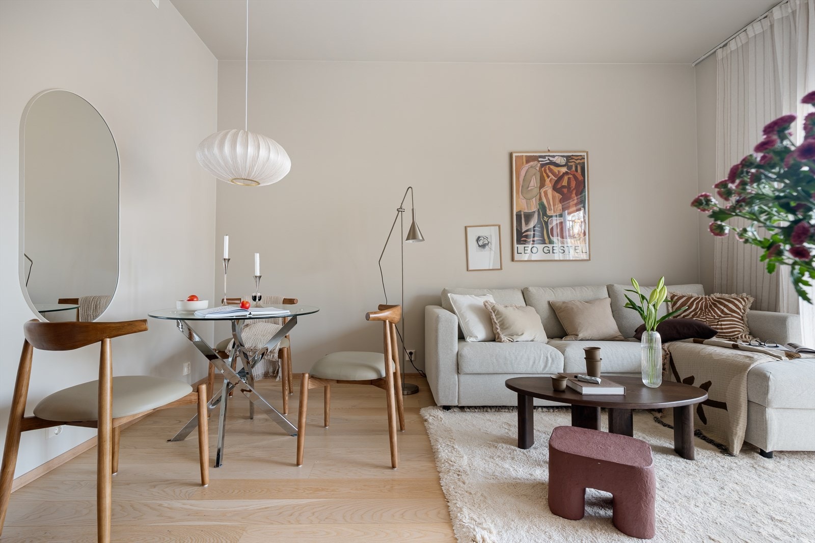 Leiligheten har en ettertraktet beliggenhet i byggets 8.etasje med 2 romslige soverom, stor stue og 2 balkonger. Galleribilde